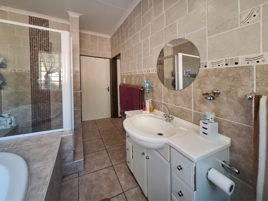 6 Bedroom Property for Sale in Meerhof North West